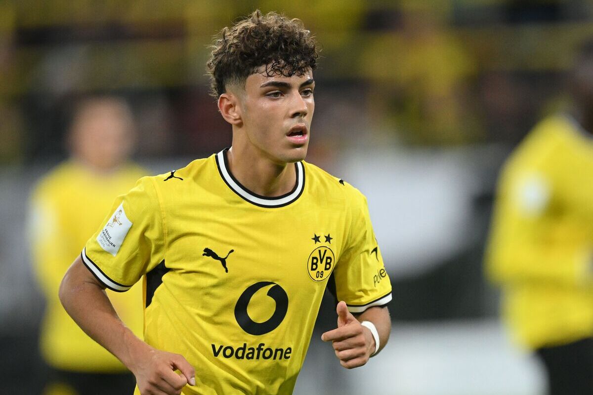 DORTMUND, ALEMANHA - 22 DE AGOSTO: Samuel Inacio do Borussia Dortmund joga durante a partida da Franz Beckenbauer Supercup entre Borussia Dortmund e FC Bayern München no Signal Iduna Park em 22 de agosto de 2026 em Dortmund, Alemanha. (Foto de Stuart Franklin/Getty Images)
