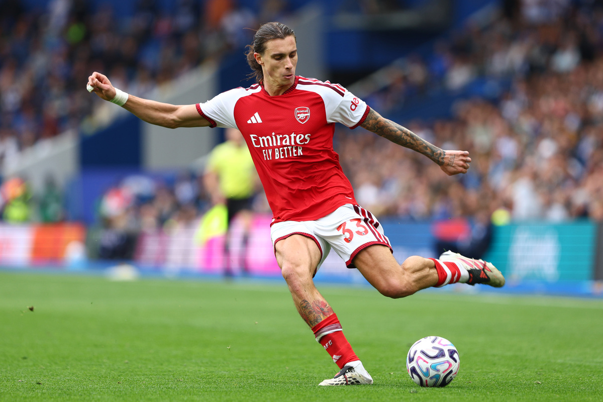 BRIGHTON, INGLATERRA - 19 DE SETEMBRO: Riccardo Calafiori do Arsenal controla a bola durante a partida da Premier League 2026/27 entre Brighton & Hove Albion e Arsenal FC no American Express Stadium em 19 de setembro de 2026 em Brighton, Inglaterra. (Foto de Clive Rose/Getty Images)