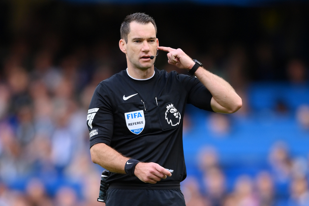 LONDRES, INGLATERRA - 24 DE SETEMBRO: O árbitro Jarrett Gillett reage durante a partida da Premier League entre Chelsea FC e Aston Villa em Stamford Bridge em 24 de setembro de 2023 em Londres, Inglaterra. (Foto de Justin Setterfield/Getty Images) (Árbitro Milan vs Benfica)