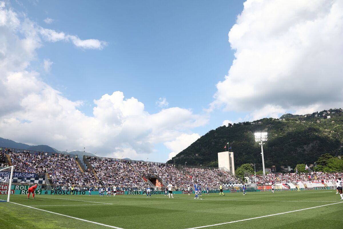 COMO, ITÁLIA - 10 DE MAIO: Stadio G durante a partida da Série A entre Como 1907 e Cagliari Calcio em 10 de maio de 2025 em Como, Itália. Cinemagaglia. (Foto de Marco Luzani/Getty Images)