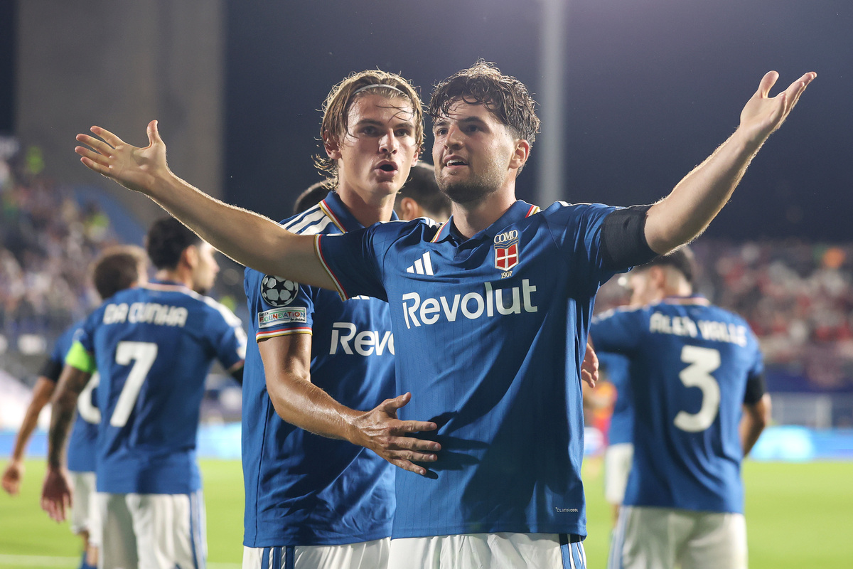 COMO, ITÁLIA - 10 DE SETEMBRO: Martin Baturina de Como 1907 durante a partida entre Como 1907 e RB Leipzig durante a fase da Liga dos Campeões da UEFA 2026/27 no Steppe Cinemag, Cinemag 20, Cinemag 20 em 1º de setembro. MD1 comemora marcar o primeiro gol de seu time com Nico Paz durante a partida. Itália. (Foto de Cláudio Villa/Getty Images)