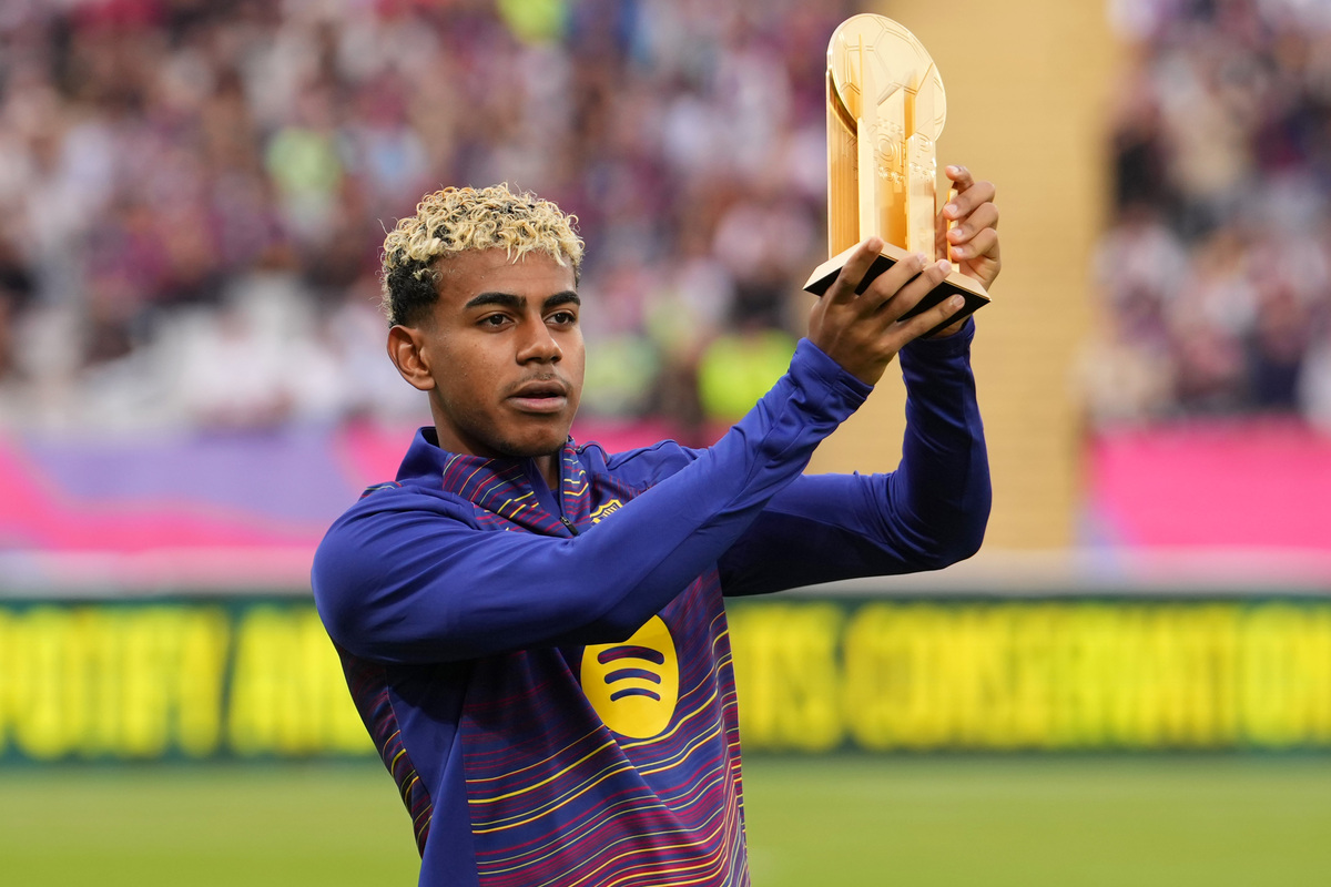 BARCELONA, ESPANHA - 28 DE SETEMBRO: Lamine Yamal do FC Barcelona posa com o troféu Goba antes da partida LaLiga EA Sports entre FC Barcelona e Real Sociedad no Estadi Olimpic Lluis Companys em 28 de setembro de 2025 em Barcelona Spa. (Foto de Alex Kaparos/Getty Images)