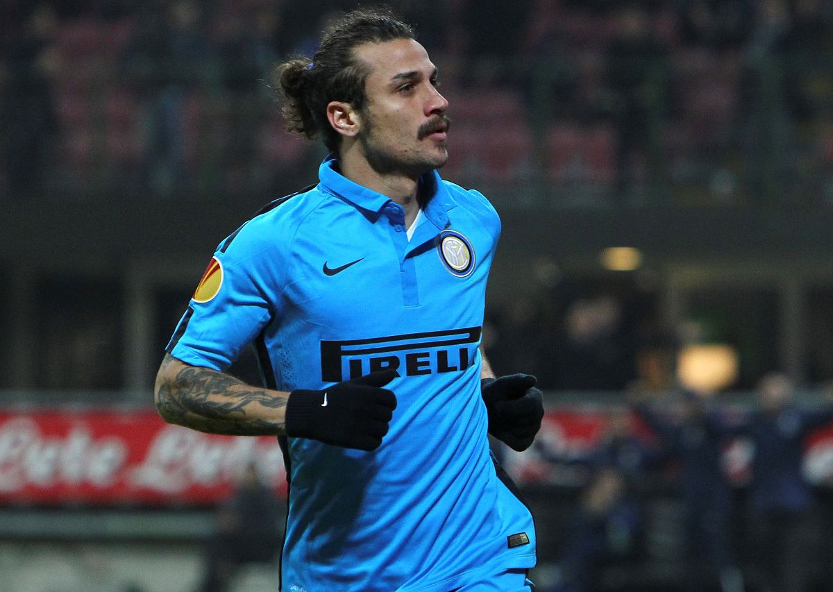 MILÃO, ITÁLIA - 27 DE NOVEMBRO: Pablo Daniel Osvaldo do FC International Milano comemora seu gol durante a partida do Grupo F da UEFA Europa League entre o FC International Milano e o FC Dnipro Dnipropetrovsk em 27 de novembro de 2014 em Milão, Itália. (Foto de Marco Luzani/Getty Images)