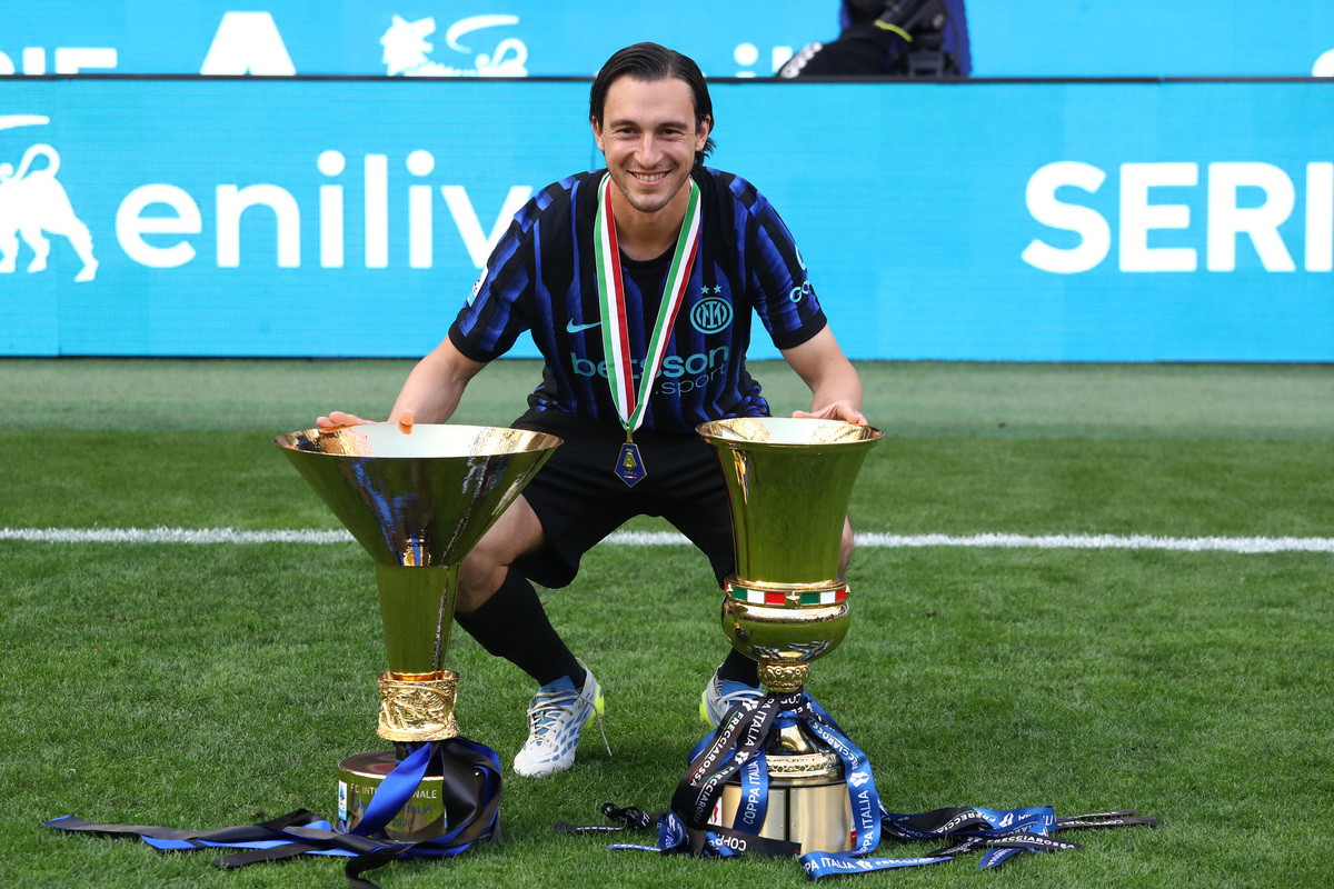 MILÃO, ITÁLIA - 17 DE MAIO: Matteo Darmian do FC Internazionale Milano posa com os troféus Coppa Campione d'Italia e Coppa Italia (Foto de Marco Luzzani/Getty Images)