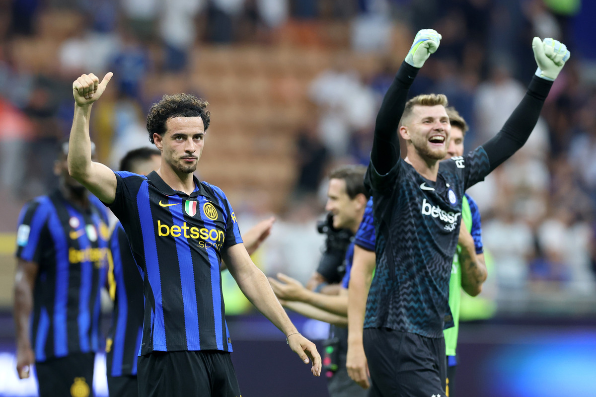 MILAN, ITALY - SEPTEMBER 05: Curtis Jones of Internazionale (L) acknowledges the fans after the Serie A match between FC Internazionale and SSC Napoli at Stadio Giuseppe Meazza on September 05, 2026 in Milan, Italy. (Photo by Claudio Villa/Getty Images)