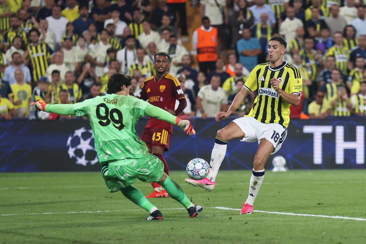 ISTAMBUL, TURQUIA - 10 DE SETEMBRO: Mile Svilar, da AS Roma, desafia Mert Muldur, do Fenerbahce, durante a partida da Fase MD1 da Liga dos Campeões da UEFA 2026/27 entre Fenerbahce SK e AS Roma. Istambul, Turquia. (Foto de Burak Kara/Getty Images)