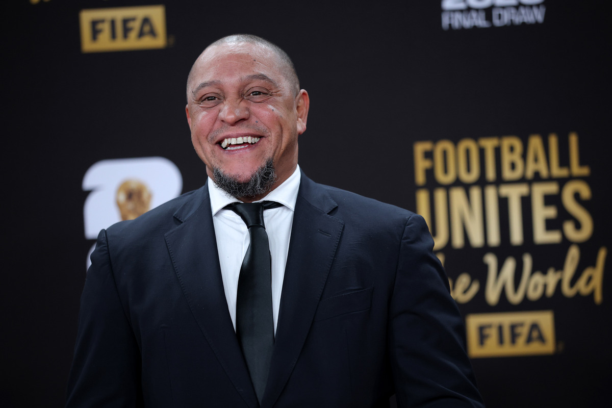 WASHINGTON, DC - 05 DE DEZEMBRO: Roberto Carlos, John F. no tapete vermelho antes do sorteio oficial da Copa do Mundo FIFA 2026. no Kennedy Center for the Performing Arts em 5 de dezembro de 2025 em Washington, DC. (Foto de Kevin Dietsch/Getty Images)