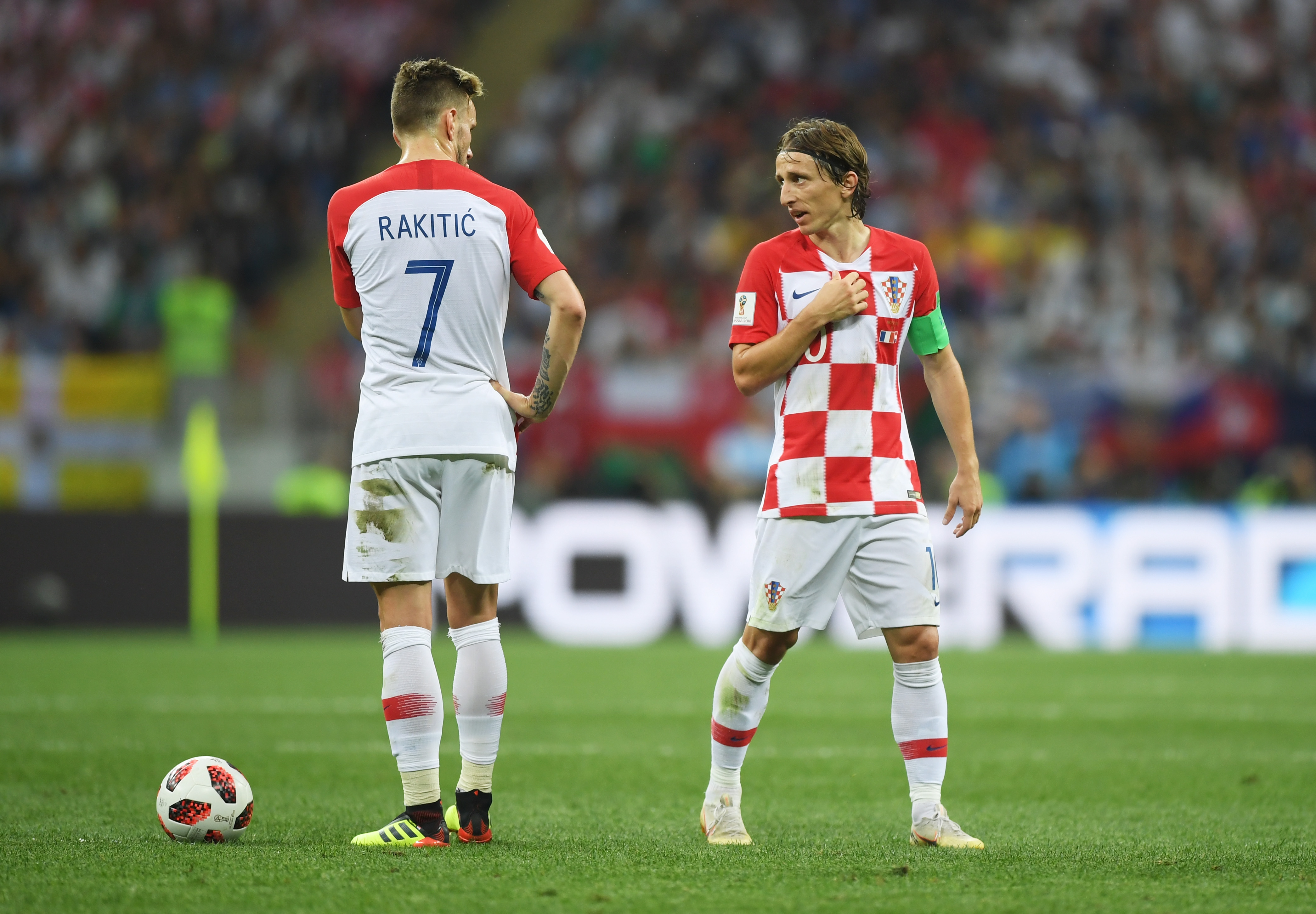 MOSCOU, RÚSSIA - 15 DE JULHO: Ivan Rakitic e Luka Modric da Croácia falam durante a final da Copa do Mundo FIFA 2018 entre França e Croácia no Estádio Luzhniki em 15 de julho de 2018 em Moscou, Rússia. (Foto de Shawn Potteril/Getty Images)