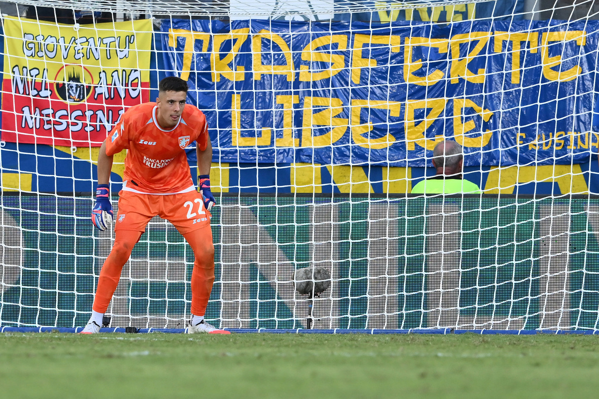 FROSINONE, ITÁLIA - 20 DE SETEMBRO: Lorenzo Palmisani do Frosinone Calcio observa durante a partida da Série A entre Frosinone Calcio e Como 1907 no Stadio Benito Stirpe em 20 de setembro de 2026 em Frosinone, Itália. (Foto de Giuseppe Bellini/Getty Images)
