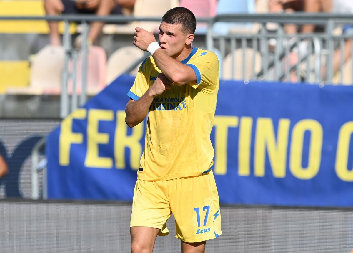 FROSINONE, ITÁLIA - 06 DE SETEMBRO: Giorgi Kvernadze do Frosinone Calcio comemora um gol de 3-2 durante a partida da Série A entre Frosinone Calcio e Venezia FC no Stadio Benito Stirpe em 06 de setembro de 2026 em Frosinone, Itália. (Foto de Giuseppe Bellini/Getty Images)