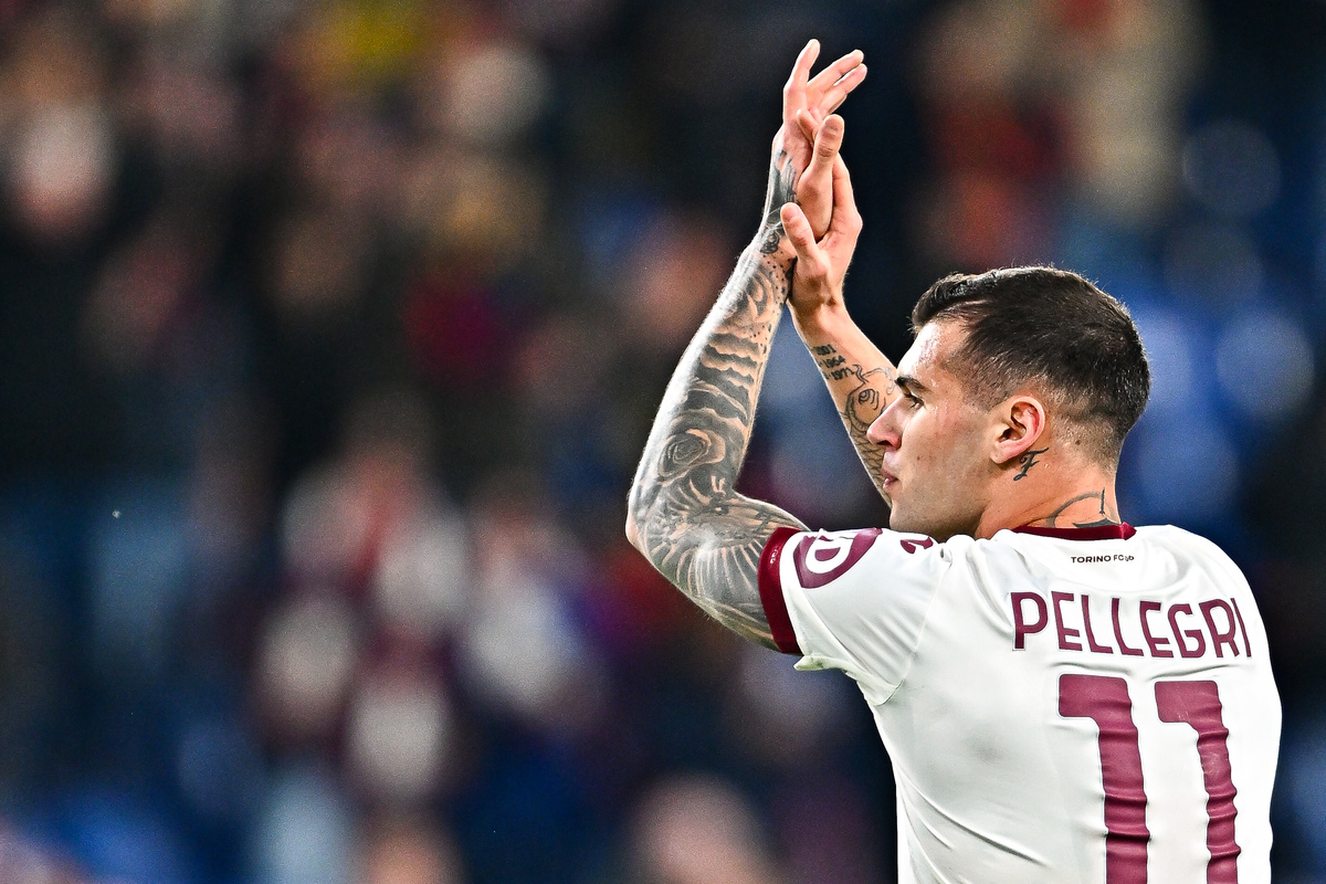 GÊNOVA, ITÁLIA - 13 DE JANEIRO: O ex-jogador do Gênova Pietro Pellegri, do Torino, cumprimenta a torcida local após a partida da Serie A TIM entre Genoa CFC e Torino FC no Stadio Luigi Ferraris em 13 de janeiro de 2024 em Gênova, Itália. (Foto de Simone Arveda/Getty Images)