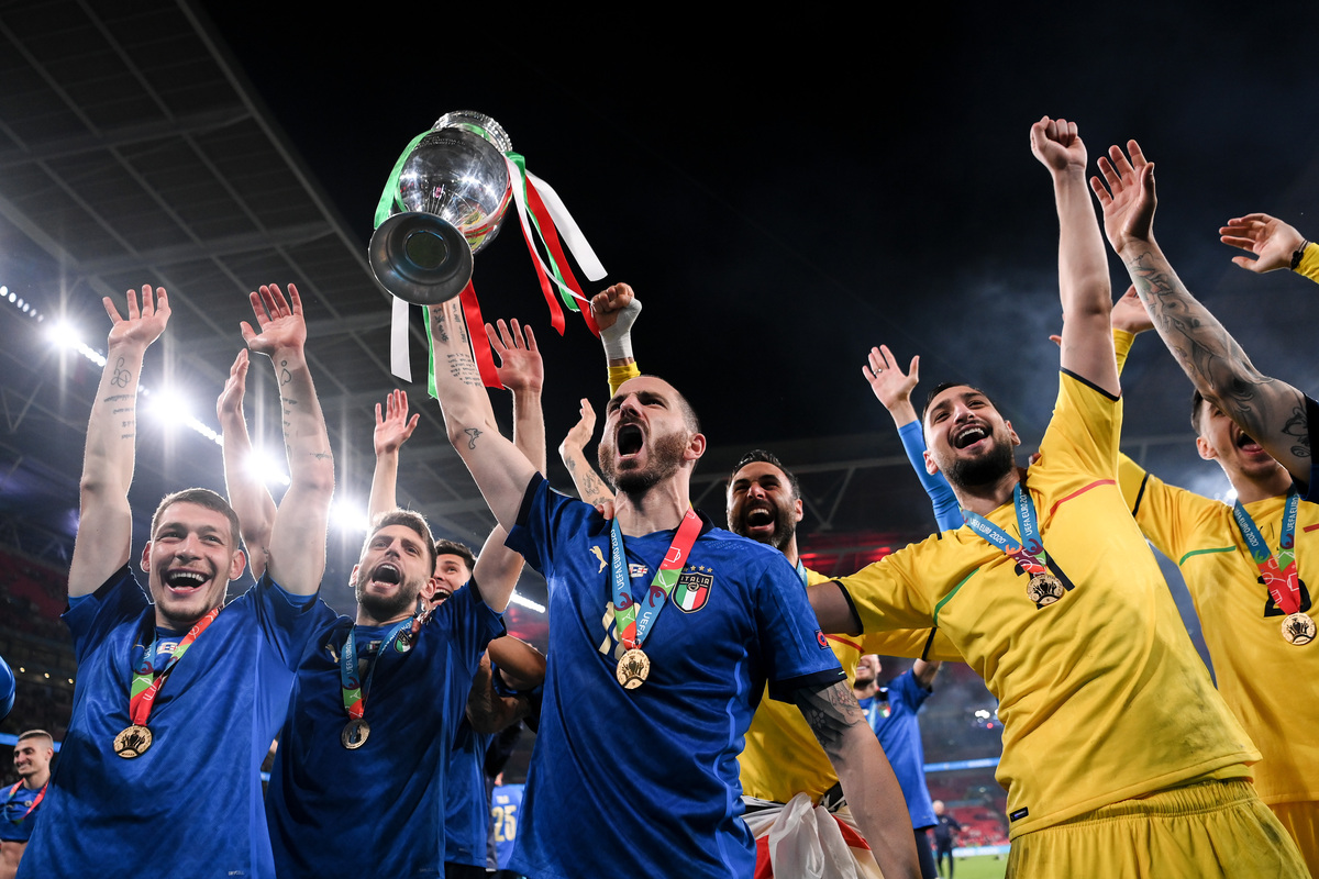 LONDRES, INGLATERRA - 11 DE JULHO: Leonardo Bonucci da Itália comemora a vitória de seu time com o Troféu Henry Delaunay durante a final do Campeonato UEFA Euro 2020 entre Itália e Inglaterra no Estádio de Wembley em 11 de julho de 2021 em Londres, Inglaterra. (Foto de Lawrence Griffiths/Getty Images)