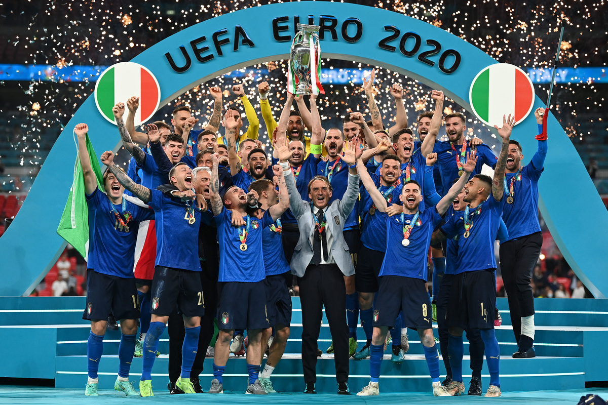 LONDRES, INGLATERRA - 11 DE JULHO: O capitão italiano Giorgio Chiellini vence o Troféu Henry Delaney durante a final do Campeonato UEFA Euro 2020 entre Itália e Inglaterra no Estádio de Wembley, Inglaterra, em 11 de julho de 2021. (Foto de Michael Regan/UEFA via Getty Images)