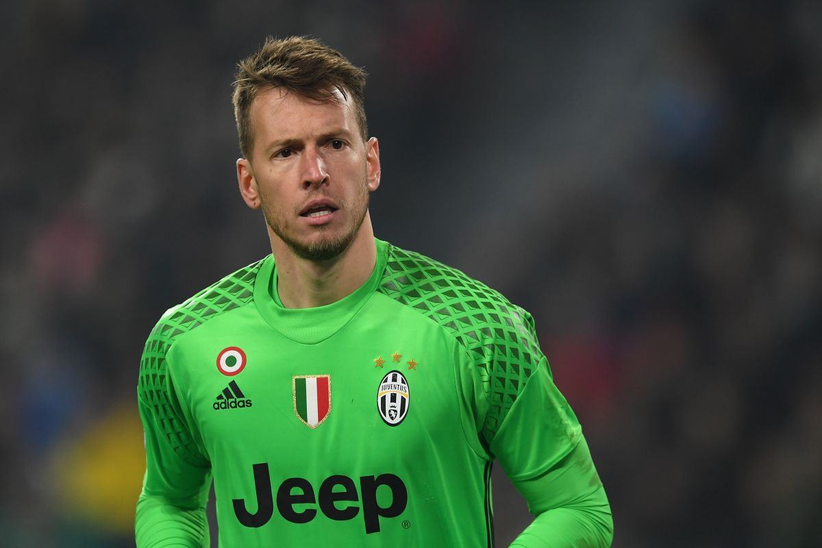 TURIM, ITÁLIA - 28 DE FEVEREIRO: Norberto Murara Neto da Juventus FC observa durante a partida da Copa TIM entre Juventus FC e SSC Napoli na Juventus Arena em 28 de fevereiro de 2017 em Torino, Itália. (Foto de Valerio Pennicino/Getty Images)