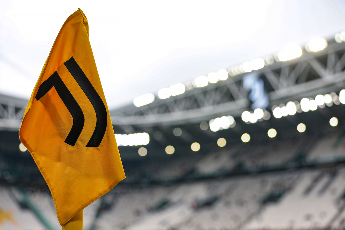 TURIM, ITÁLIA - OUTUBRO 06: Uma bandeira de canto com a marca Juventus é vista em uma visão geral do interior do estádio antes do início da partida da Série A entre Juventus FC e Cagliari Calcio no Allianz Stadium em 06 de outubro de 2024 em Torino, Itália. (Foto de Jonathan Mascrob/Getty Images)
