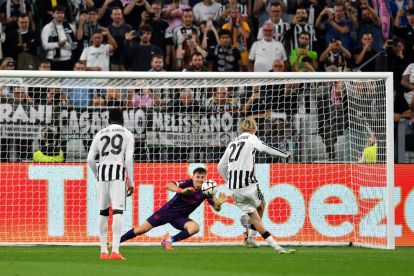 TURIN, ITALY - SEPTEMBER 17: Nick Woltemade of Juventus scores his team’s third goal from the penalty spot during the UEFA Europa League 2026/27 League Phase MD1 match between Juventus and N.E.C. Nijmegen at Juventus Stadium on September 17, 2026 in Turin, Italy. (Photo by Valerio Pennicino/Getty Images)