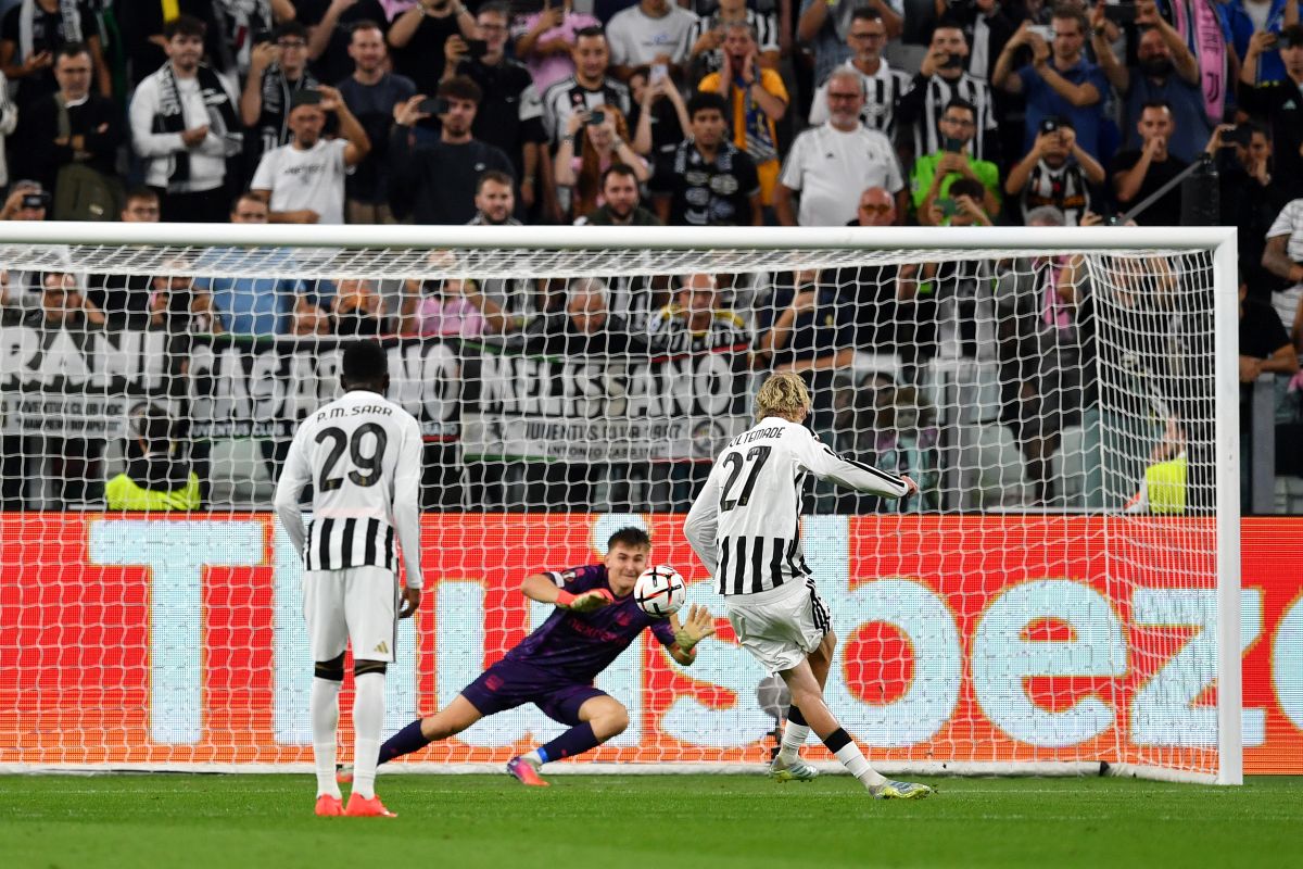 TURIM, ITÁLIA - 17 DE SETEMBRO: Nick Voldemt da Juventus marca o terceiro gol de seu time de pênalti durante a partida da fase MT1 da UEFA Europa League 2026/27 entre Juventus e NEC Nijmegen no Juventus Stadium em 17 de setembro de 2026 no Juventus Stadium. (Foto de Valerio Pennicino/Getty Images)