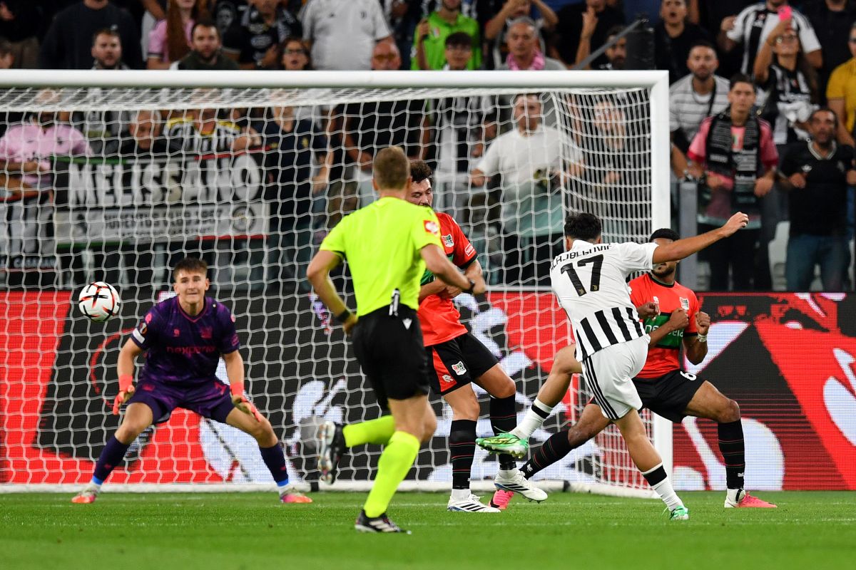TURIM, ITÁLIA - 17 DE SETEMBRO: Kerim Alajbekovic da Juventus marca o segundo gol de seu time contra Nicolas Bolster do NEC Nijmegen durante a partida da Fase MT1 da UEFA Europa League 2026/27 entre Juventus e NEC Nijmegen no Juventus Stadium. (Foto de Valerio Pennicino/Getty Images)