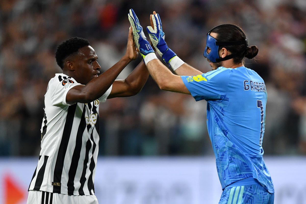 TURIM, ITÁLIA - 17 DE SETEMBRO: John Lukumi e Camille Grabara da Juventus comemoram marcar o primeiro gol de seu time durante a partida MD1 da Fase da Liga 2026/27 entre Juventus e Juventus 1st. Itália. (Foto de Valerio Pennicino/Getty Images)