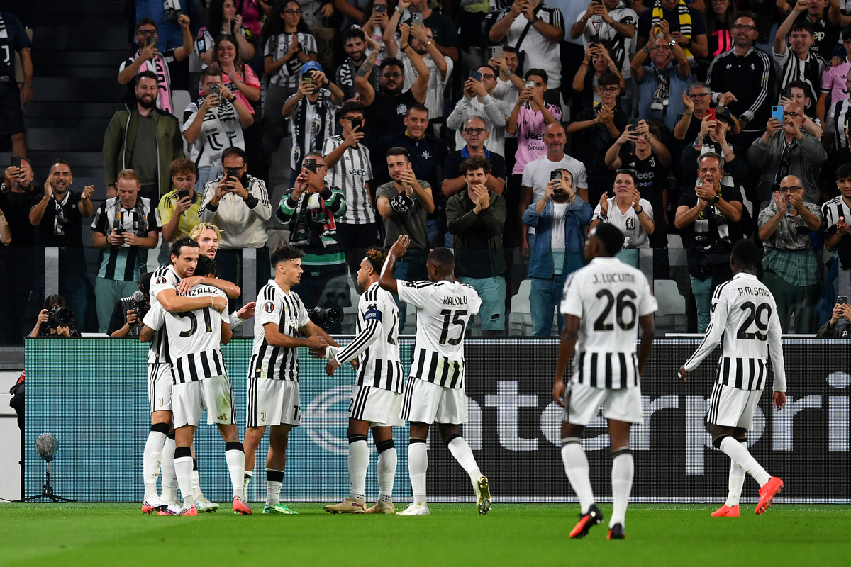 TURIM, ITÁLIA - 17 DE SETEMBRO: Kerim Alajbekovic da Juventus comemora marcar o segundo gol de seu time com companheiros de equipe durante a partida MT1 da UEFA Europa League 2026/27 League Stage entre Juventus e NEC Nijmegen no Juventus Stadium. (Foto de Valerio Pennicino/Getty Images)
