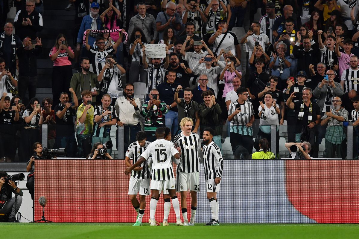 TURIM, ITÁLIA - 17 DE SETEMBRO: Nick Voldemort da Juventus comemora marcar o terceiro gol de seu time com seus companheiros durante a partida MD1 da UEFA Europa League 2026/27 League Stage entre Juventus e NEC Nijmegen em 17 de setembro de 2026 no Juventus Stadium. (Foto de Valerio Pennicino/Getty Images)