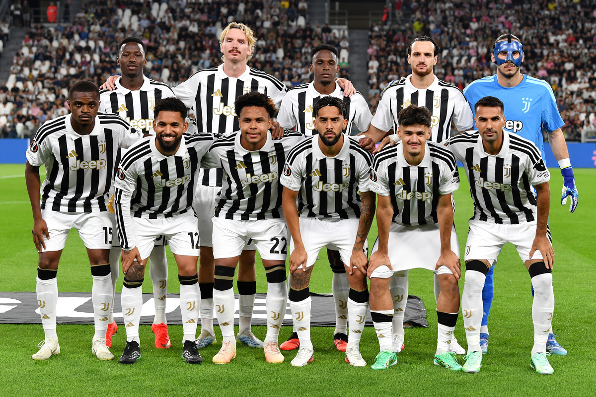 TURIM, ITÁLIA - 17 DE SETEMBRO: Jogadores da Juventus posam para uma foto de grupo antes da partida da fase MT1 da UEFA Europa League 2026/27 entre Juventus e NEC Nijmegen no Juventus Stadium em 17 de setembro de 2026 em Torino, Itália. (Foto de Valerio Pennicino/Getty Images)