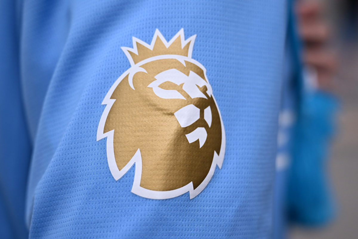 MANCHESTER, INGLATERRA - 24 DE AGOSTO: Uma visão detalhada do logotipo dourado da Premier League é vista no uniforme do Manchester City antes da partida da Premier League entre Manchester City FC e Ipswich Town FC no Etihad Stadium em 24 de agosto de 2024 em Manchester, Inglaterra. (Foto de Michael Regan/Getty Images)