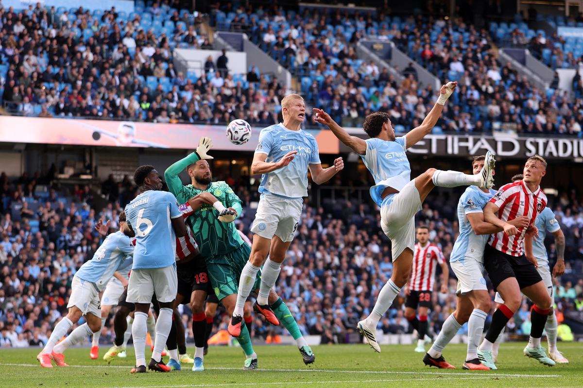 MANCHESTER, INGLATERRA - 20 DE SETEMBRO: Gianluigi Donnarumma do Manchester City compete por uma bola aérea durante a partida da Premier League 2026/27 entre Manchester City e Sunderland no Etihad Stadium em 20 de setembro de 2026 em Manchester, Inglaterra. (Foto de Carl Rezin/Getty Images)