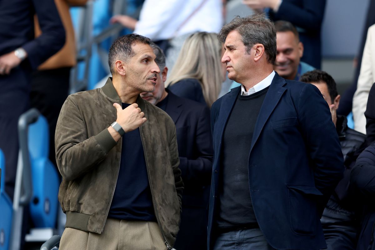 MANCHESTER, INGLATERRA - 20 DE SETEMBRO: O presidente do Manchester City, Khaldoon Al Mubarak, fala com o CEO do Manchester City, Ferran Soriano, durante a partida entre Manchester City e Sunderland no Etihad Stadium em 20 de setembro de 2026 no Manchester Stadium. (Foto de Matt McNulty/Getty Images)