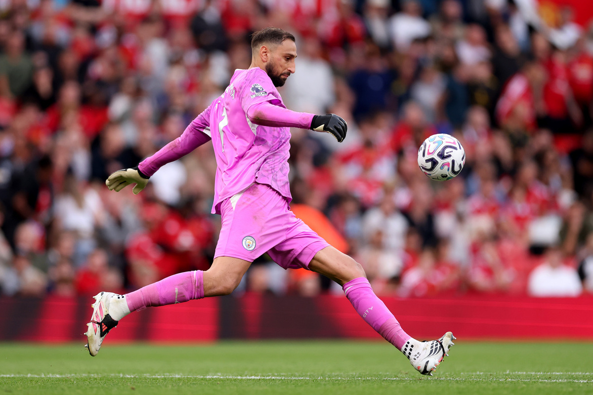 MANCHESTER, INGLATERRA - 13 DE SETEMBRO: Gianluigi Donnarumma do Manchester City durante a partida da Premier League 2026/27 entre Manchester United e Manchester City em Old Trafford em 13 de setembro de 2026 em Manchester, Inglaterra. (Foto de Carl Rezin/Getty Images)