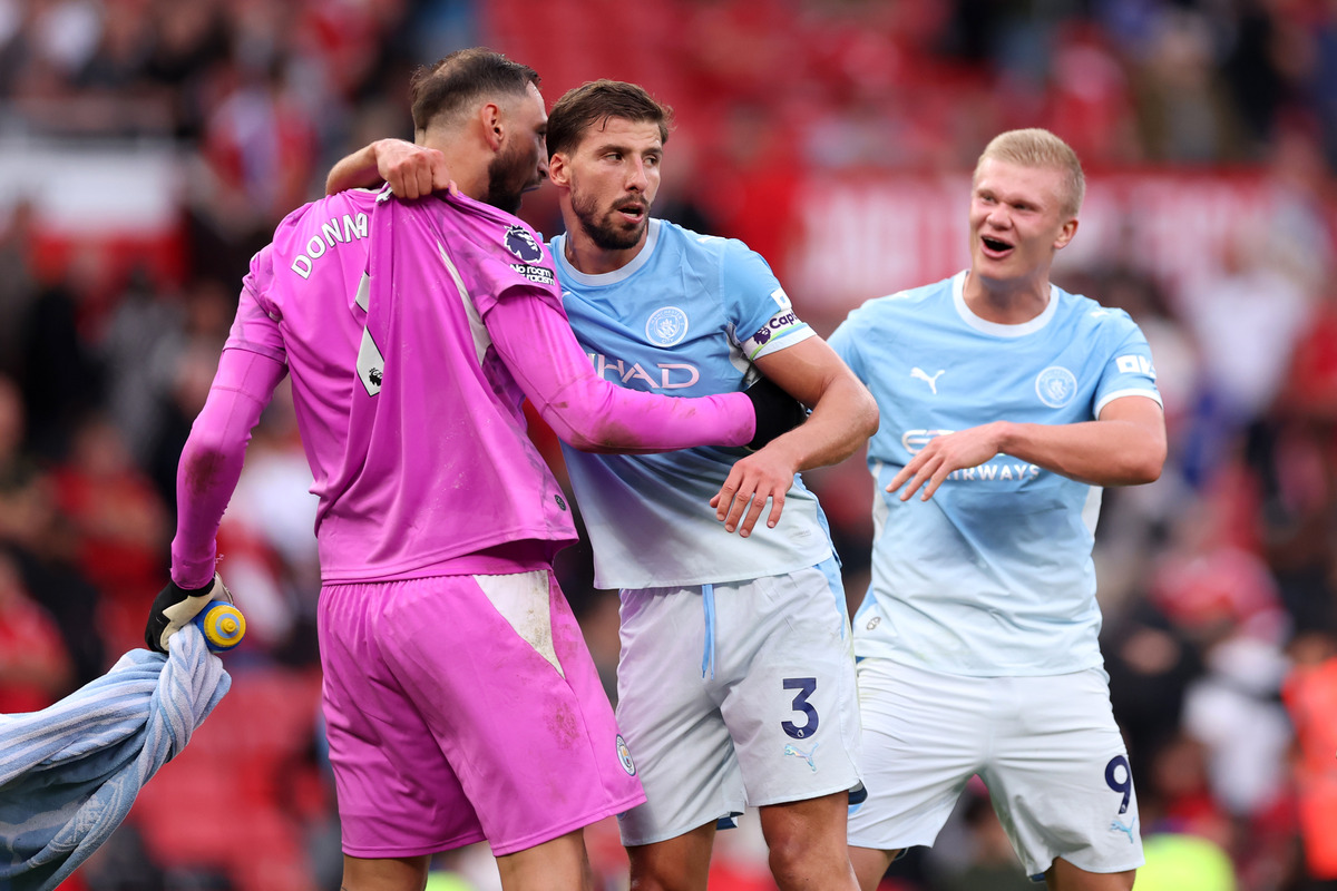 MANCHESTER, INGLATERRA - 13 DE SETEMBRO: Gianluigi Donnarumma e Ruben Diaz do Manchester City se abraçam após a partida da Premier League 2026/27 entre Manchester United e Manchester City em Old Trafford em 13 de setembro de 2026 em Manchester, Inglaterra. (Foto de Carl Rezin/Getty Images)