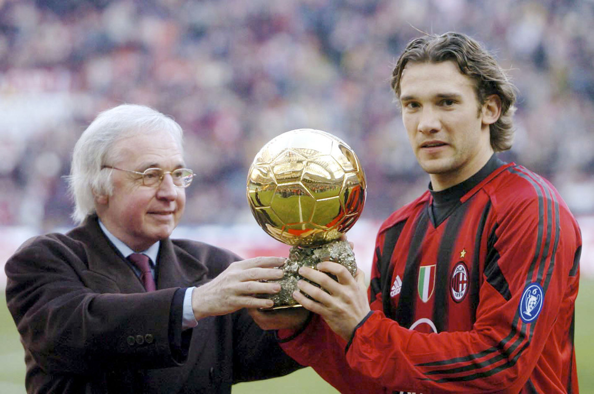 MILÃO, ITÁLIA - 6 DE JANEIRO: Andrey Shevchenko do AC Milan recebe o troféu depois de ganhar o prêmio Bola de Ouro Europeia de 2004 antes da partida da Série A entre Milan e Lecce no Estádio Giuseppe Mesa San Siro em 6 de janeiro de 2005 em Milão, Itália. (Foto da New Press/Getty Images)