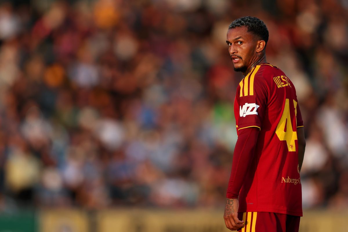 NEWPORT, WALES - 04 DE AGOSTO: Wesley da AS Roma observa durante o amistoso de pré-temporada entre Newport County e AS Roma no Rodney Parade em 04 de agosto de 2026 em Newport, País de Gales. (Foto: Dan Istidin/Getty Images)