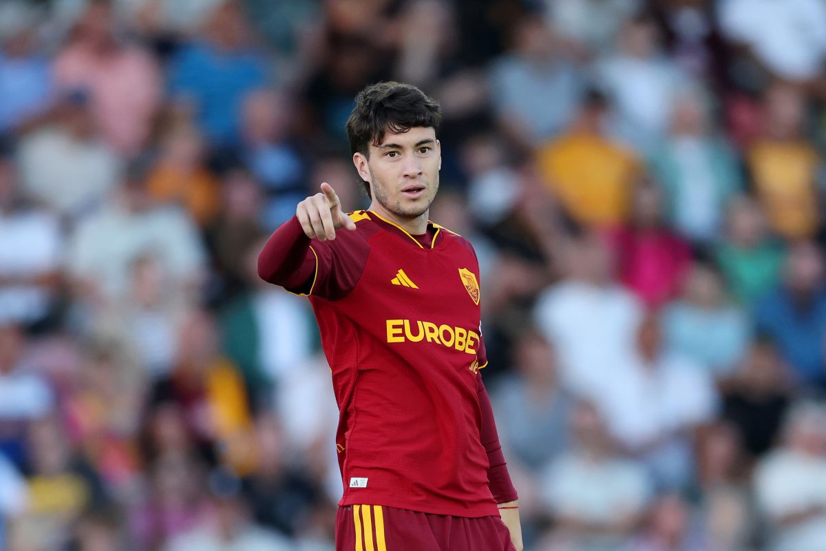 NEWPORT, WALES - 04 DE AGOSTO: Matthias Sol da AS Roma gesticula durante o amistoso de pré-temporada entre Newport County e AS Roma no Rodney Parade em 04 de agosto de 2026 em Newport, País de Gales. (Foto: Dan Istidin/Getty Images)