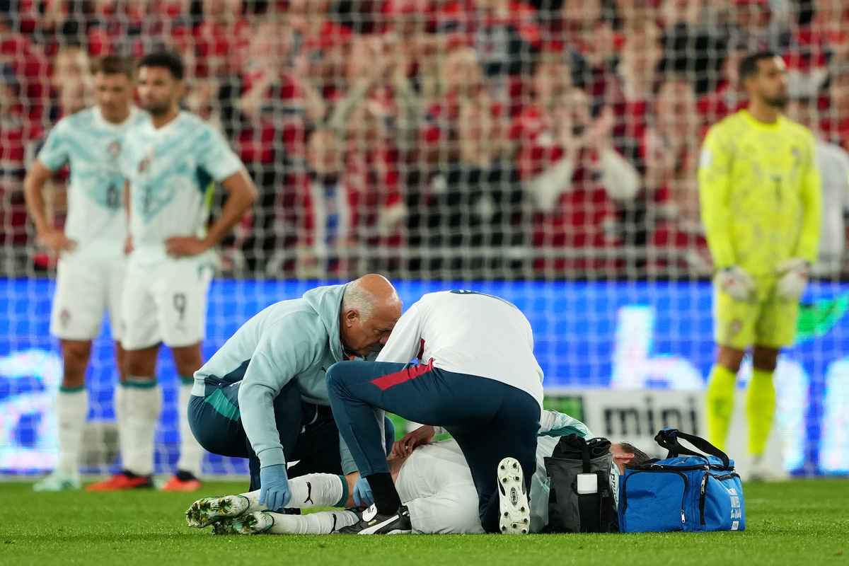 OSLO, NORUEGA - 27 DE SETEMBRO: Francisco Conceição, de Portugal, é tratado de uma lesão durante a partida da fase de grupos da Liga das Nações 2026/27 da UEFA entre Noruega e Portugal, no Estádio Ullevaal, em 27 de setembro de 2026, em Oslo, Noruega. (Foto de Marius Nordnes/Nordnes Photography/Getty Images)