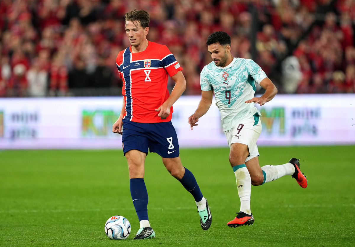 OSLO, NORUEGA - 27 DE SETEMBRO: Sander Berg da Noruega é pressionado por Gonçalo Ramos de Portugal durante a partida da fase de grupos da UEFA Nations League 2026/27 entre Noruega e Portugal no Estádio Ulleval em 27 de setembro de 2026 em Oslo, Noruega. (Foto de Marius Nordnes / Nordnes Photography / Getty Images)
