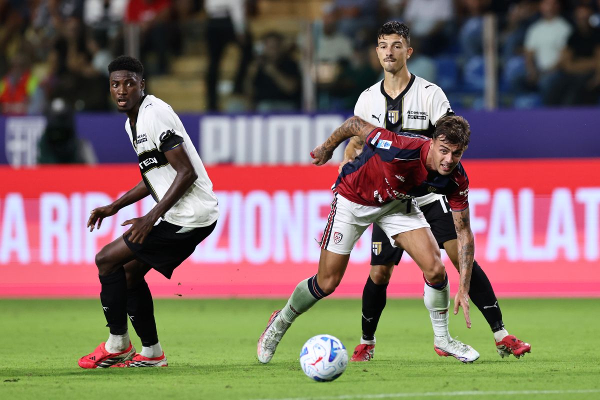 PARMA, ITÁLIA - 22 DE AGOSTO: Daniele Maldini do Cagliari Calcio com Enrico Delprato do Parma Calcio 1913 durante a partida da Série A entre Parma Calcio e Cagliari Calcio no Stadio Ennio Tartini em 22 de agosto de 2026 no Stadio Ennio Turdini. Competi para pegar a bola. (Foto de Luca Amedeo Bizzarri/Getty Images)