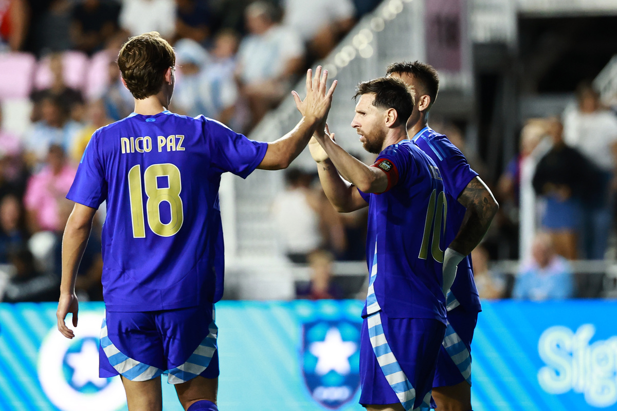 FORT LAUDERDALE, FLÓRIDA - 14 DE OUTUBRO: Lautaro Martinez, da Argentina, comemora o sexto gol de seu time com os companheiros Lionel Messi e Nico Paz durante o amistoso internacional entre Porto Rico e Argentina no Chase Stadium em Fort Lauderdale, Flórida, 2025. (Foto de Carmen Mantado/Getty Images)