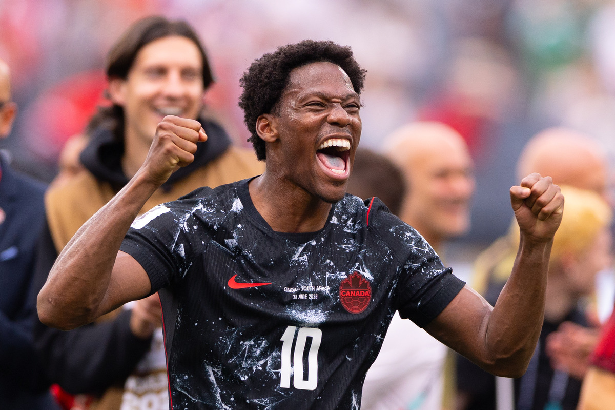 ENGLEWOOD, CALIFÓRNIA - 28 DE JUNHO: Jonathan David nº 10 do Canadá comemora a vitória de seu time e o avanço de seu time para as oitavas de final durante a partida das oitavas de final da Copa do Mundo FIFA 2026 entre África do Sul e Canadá no Estádio de Los Angeles em 20 de junho de 268. (Foto de Fran Santiago / Getty Images)