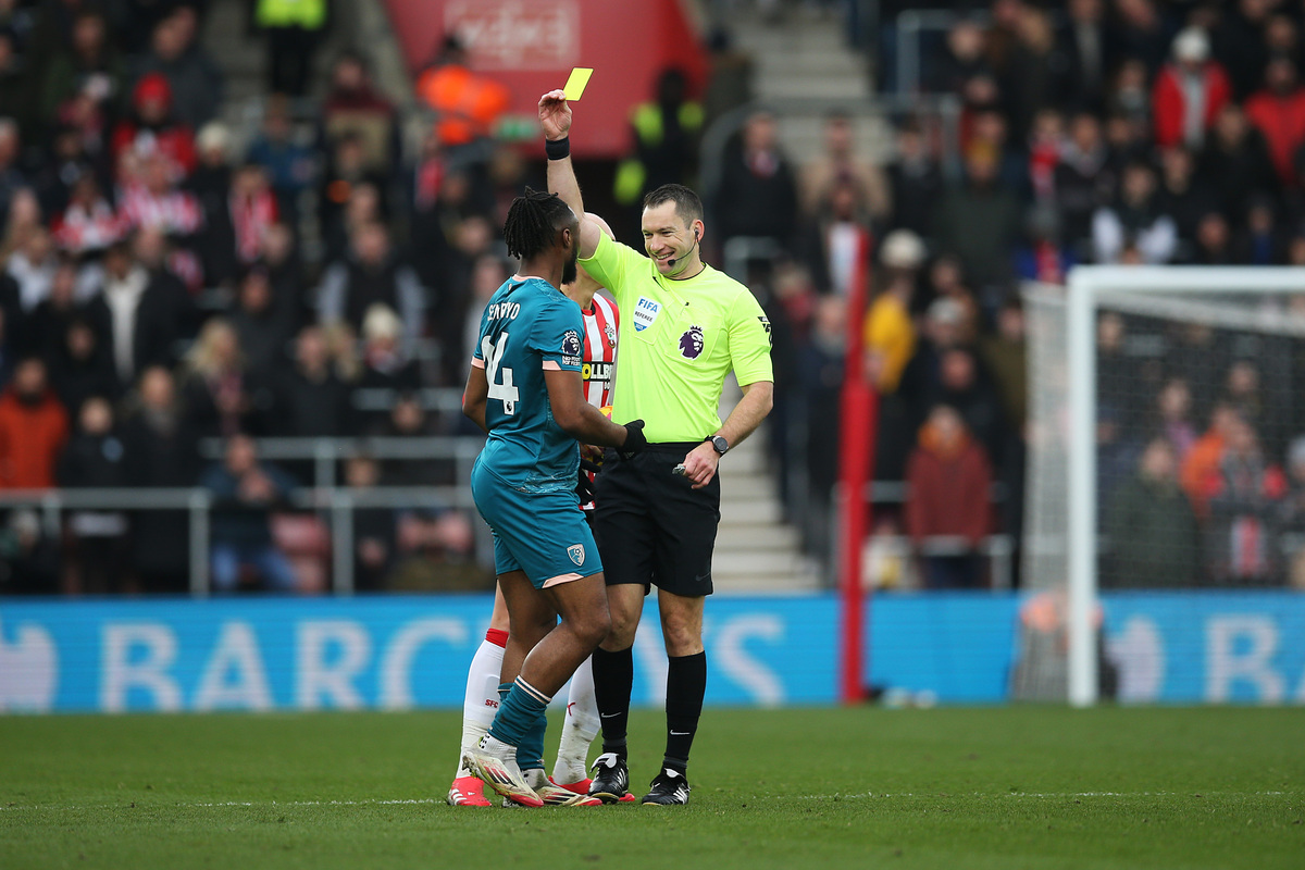 SOUTHAMPTON, INGLATERRA - 15 DE FEVEREIRO: Antoine Semenyo, do AFC Bournemouth, recebeu cartão amarelo do árbitro Jarrett Gillett durante a partida da Premier League entre Southampton FC e AFC Bournemouth em 15 de fevereiro de 2025, no St Mary's Stadium, na Inglaterra. (Foto de Steve Bartons/Getty Images)
