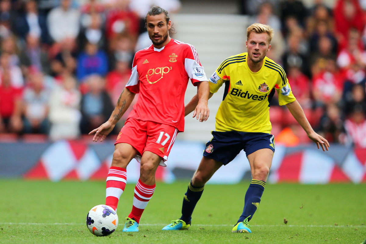 SOUTHAMPTON, INGLATERRA - 24 DE AGOSTO: Sebastian Larsson do Sunderland passa a bola durante a partida da Barclays Premier League entre Southampton e Sunderland no St Mary's Stadium em 24 de agosto de 2013 em Southampton, Inglaterra. (Foto de Clive Rose/Getty Images)