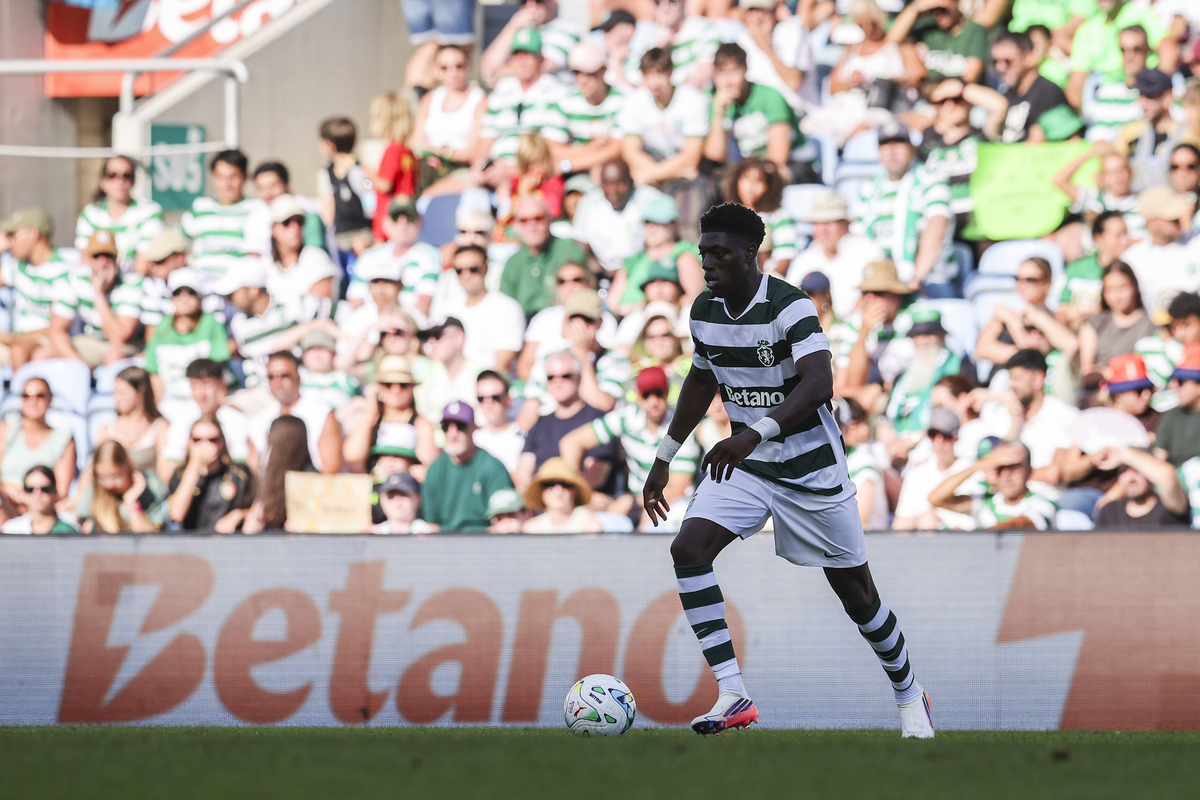 FARO, PORTUGAL - 14 DE JULHO: Issa Doumbia do Sporting CB faz sua estreia pelo Sporting CB durante o amistoso de pré-temporada Sporting CB x Celtic FC no Estádio Algarve, em 14 de julho de 2026, em Faro, Portugal. (Foto de Carlos Rodriguez/Getty Images)