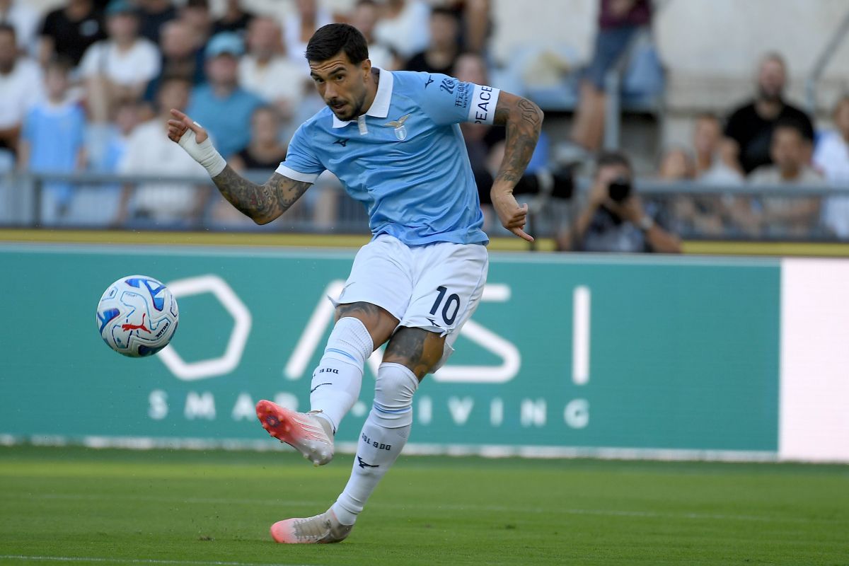ROMA, ITÁLIA - 12 DE SETEMBRO: Mattia Saccagni da SS Lazio chuta a bola durante a partida da Série A entre SS Lazio e AC Milan no Stadio Olimpico em 12 de setembro de 2026 em Roma, Itália. (Foto de Marco Rossi - SS Lazio/Getty Images)