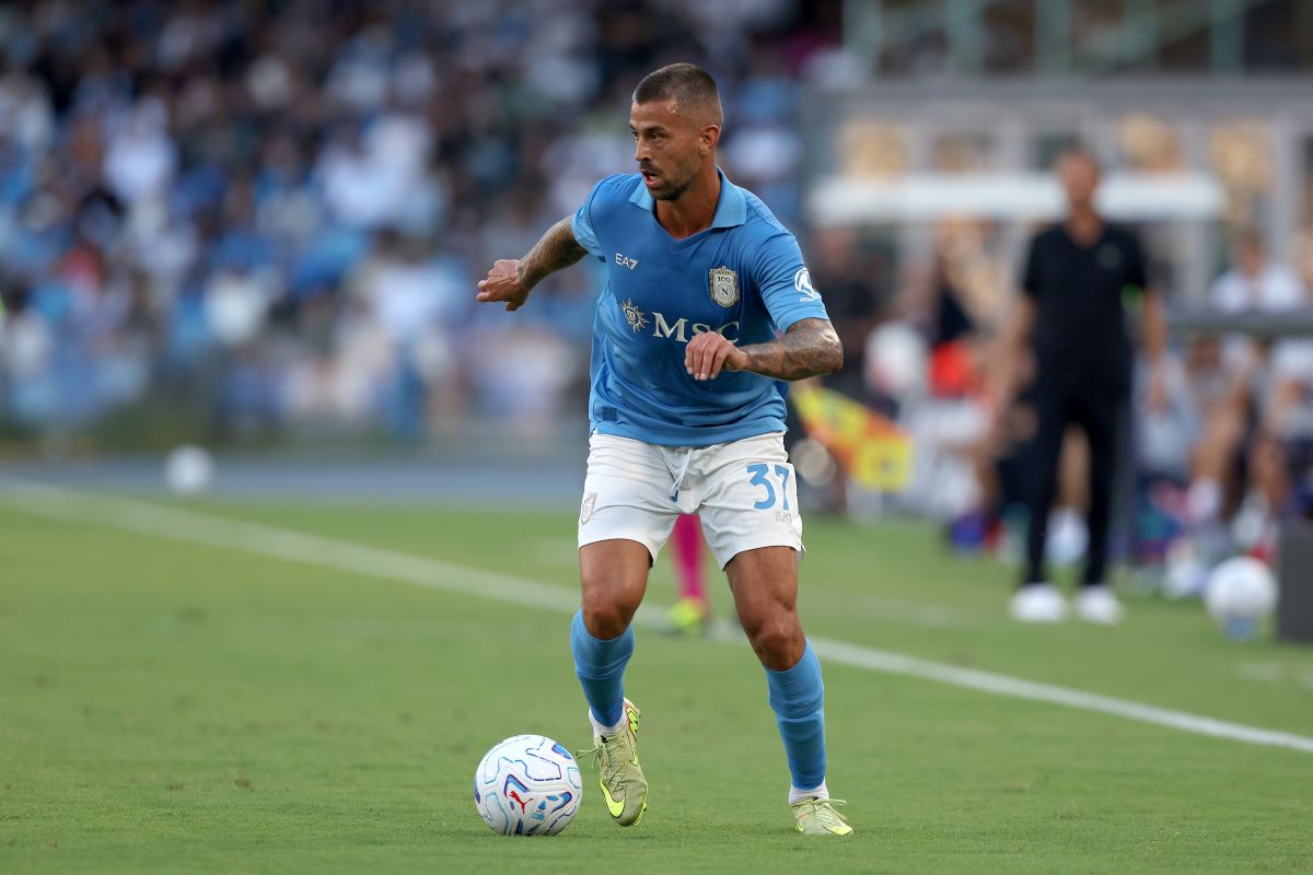 NÁPOLES, ITÁLIA - 13 DE SETEMBRO: Leonardo Spinazzola do SSC Napoli durante a partida da Série A entre SSC Napoli e Bologna FC no Stadio Diego Armando Maradona em 13 de setembro de 2026 em Nápoles, Itália. (Foto: Francesco Pecoraro/Getty Images)