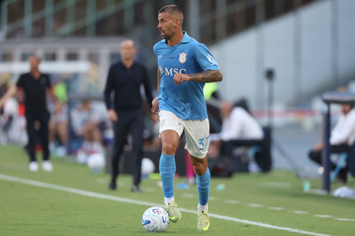 NÁPOLES, ITÁLIA - 13 DE SETEMBRO: Leonardo Spinazzola do SSC Napoli durante a partida da Série A entre SSC Napoli e Bologna FC no Stadio Diego Armando Maradona em 13 de setembro de 2026 em Nápoles, Itália. (Foto: Francesco Pecoraro/Getty Images)