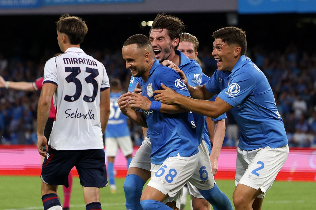 NÁPOLES, ITÁLIA - 13 DE SETEMBRO: Stanislav Lobotka do SSC Napoli comemora marcar o primeiro gol de sua equipe durante a partida da Série A entre SSC Napoli e Bologna FC no Stadio Diego Armando Maradona em 13 de setembro de 2026 em Nápoles, Itália. (Foto: Francesco Pecoraro/Getty Images)