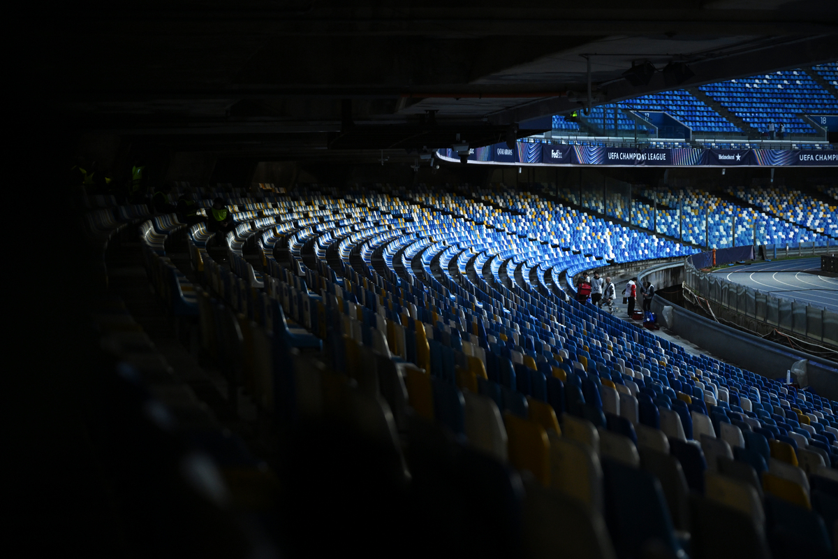 NÁPOLES, ITÁLIA - 28 DE JANEIRO: Uma visão geral dos assentos dentro do estádio antes da partida MD8 da UEFA Champions League 2025/26 League Stage entre SSC Napoli e Chelsea FC no Stadio Diego Armando Maradona em 28 de janeiro de 2026 em Nápoles, Itália. (Foto de Tullio M. Puglia/Getty Images)