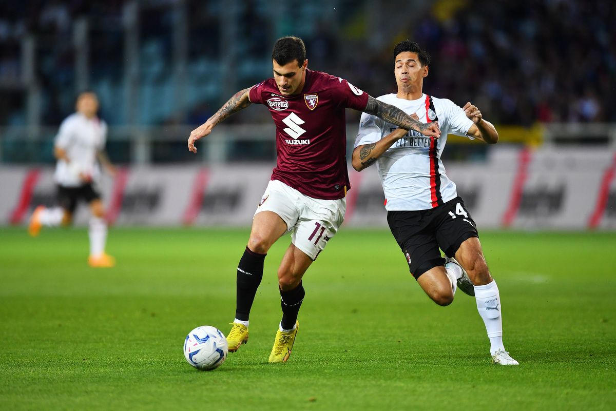 TURIM, ITÁLIA - 18 DE MAIO: Pietro Pellegri do Torino FC corre com a bola sob pressão de Djani Reinders do AC Milan durante a partida da Série A TIM entre Torino FC e AC Milan no Stadio Olimpico di Torino em 18 de maio de 2024 em Torino. (Foto de Valerio Pennicino/Getty Images)