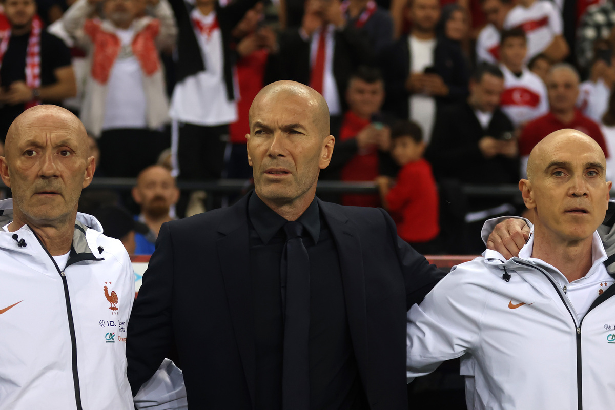 KOKELI, TURQUIA - 25 DE SETEMBRO: O técnico da França, Zinedine Zidane, alinha-se na linha lateral com a equipe técnica para o hino nacional antes da partida da fase de grupos da Liga das Nações 2026/27 da UEFA entre Turquia e França, no Estádio Kocaeli, em Kocaeli, em 20 de setembro de 265. (Foto de Burak Kara / Getty Images)