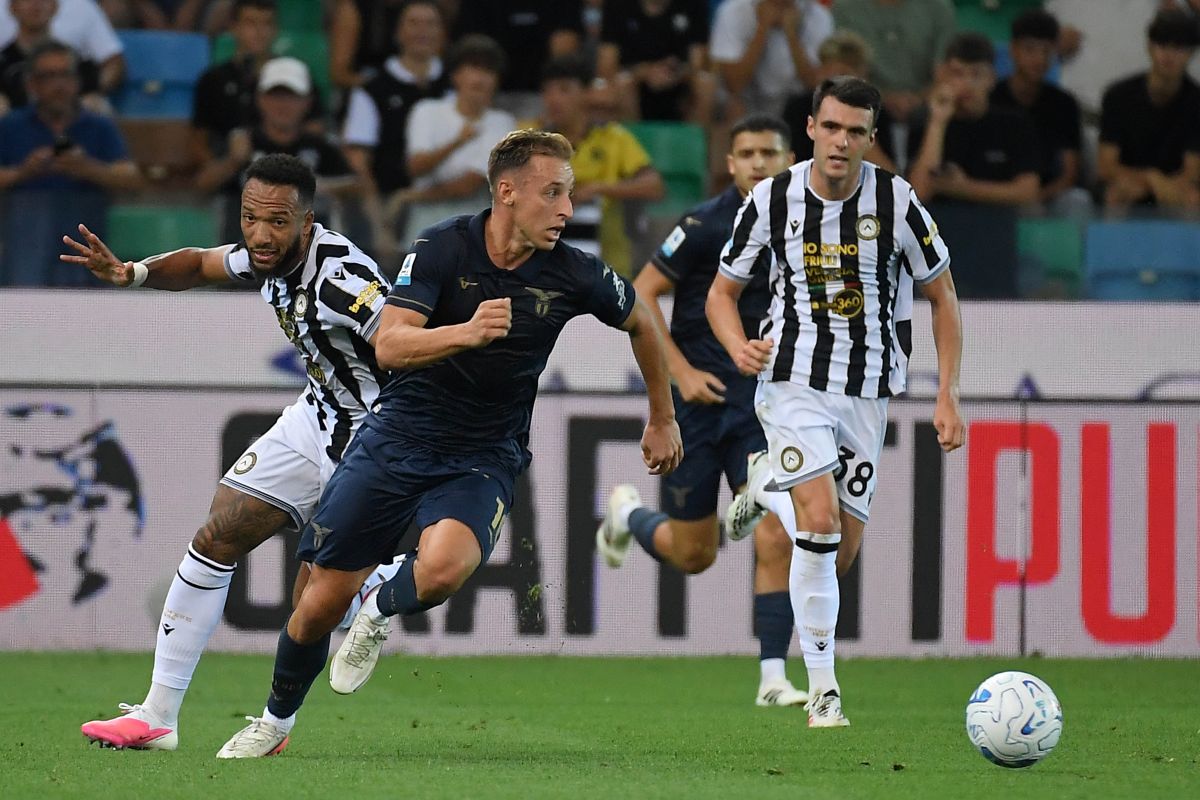 UDINE, ITALY - SEPTEMBER 07: Davide Frattesi of SS Lazio competes for the ball with Enzo Ebosse of Udinese Calcio during the Serie A match between Udinese Calcio and SS Lazio at Stadio Friuli on September 07, 2026 in Udine, Italy. (Photo by Marco Rosi - SS Lazio/Getty Images)